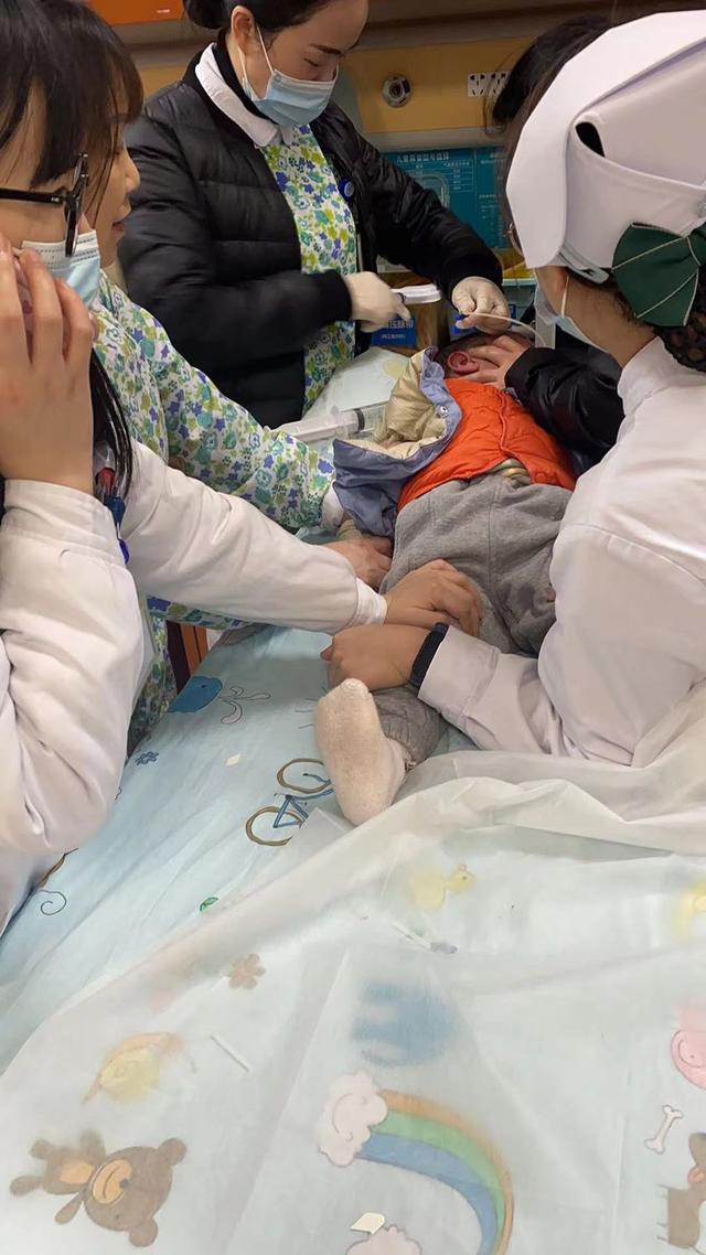好奇心额驱使下便喝了一口