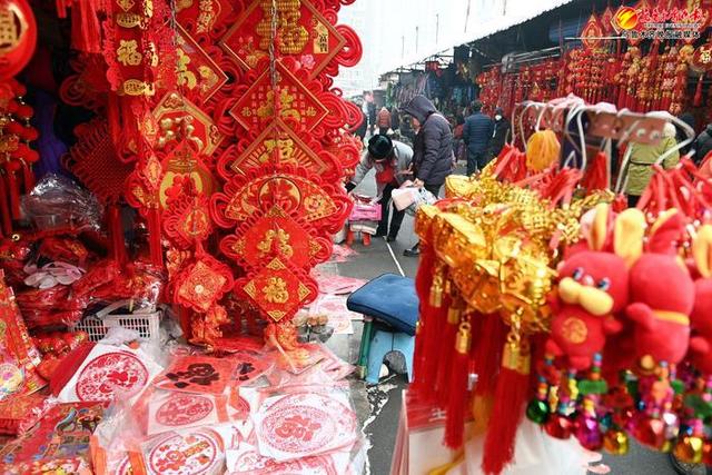 位于米东区古牧地东路街道丰源社区的年货市场.jpg 位于米东区古牧地东路街道丰源社区的年货市场.jpg