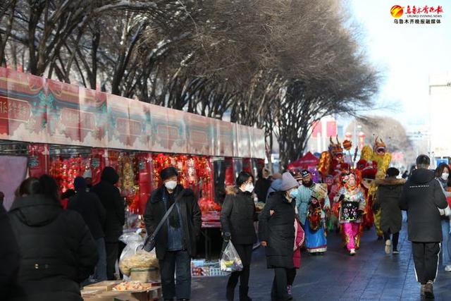 水磨沟区商务局(粮食局)在南湖家乐福门前举办惠民缤纷年货节.jpg 水磨沟区商务局(粮食局)在南湖家乐福门前举办惠民缤纷年货节.jpg