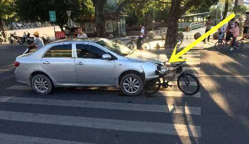 原创轿车追尾自行车3.jpeg