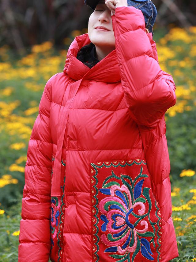 绣花拼接元素堆砌羽绒服.jpg