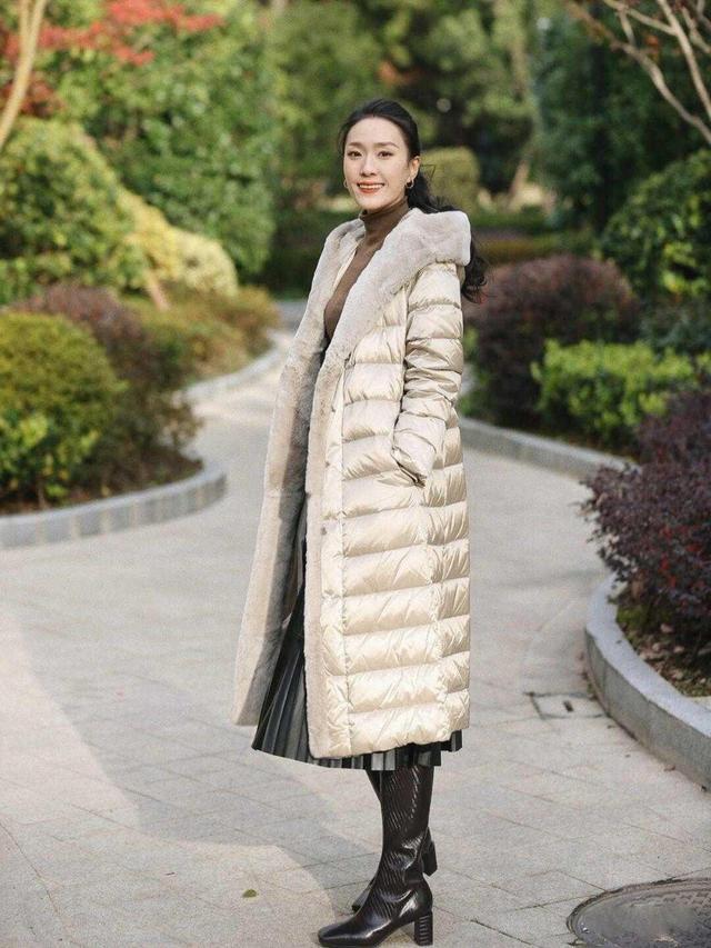 很多小女生穿羽绒服都喜欢搭配短裙或短裤.jpg