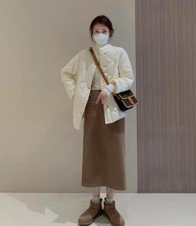 奶白色棉服+浅咖色半身裙.jpeg