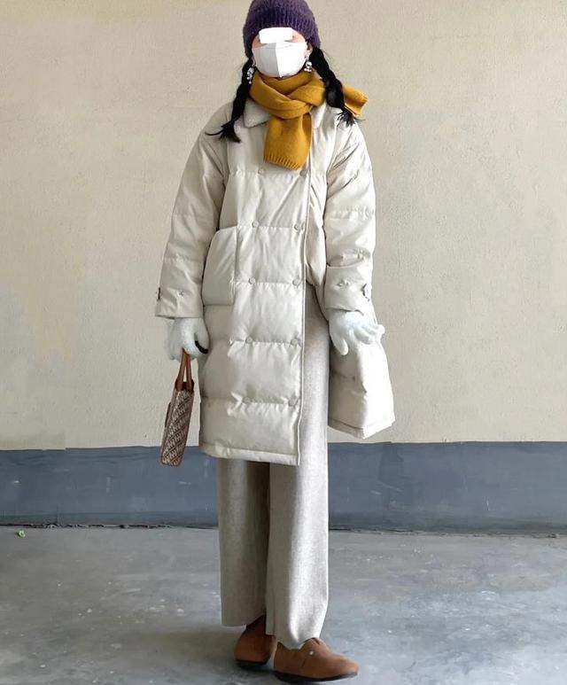 中长款棉服+灰色运动裤.jpeg