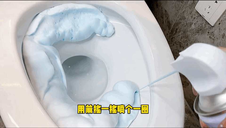 等上几分钟，污渍都被溶解了，用水一冲，污渍没了，马桶干净如新.gif